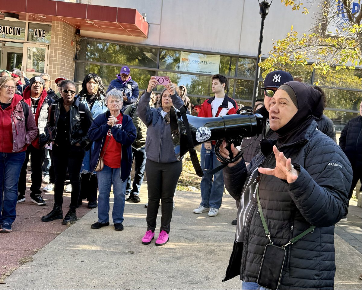 CentralLaborNYC's tweet image. 💪 @unitehere, @32BJSEIU, @local79nyc, @nynurses, @CWADistrict1, @DC37nyc, @NYCLaborVotes took the Bronx by storm to turn out the #UnionStrong vote on the first day of early voting! Make your voice heard, NYC! #NYCLaborVotes