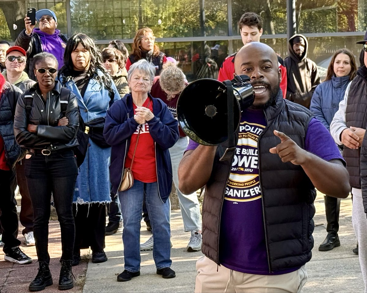 CentralLaborNYC's tweet image. 💪 @unitehere, @32BJSEIU, @local79nyc, @nynurses, @CWADistrict1, @DC37nyc, @NYCLaborVotes took the Bronx by storm to turn out the #UnionStrong vote on the first day of early voting! Make your voice heard, NYC! #NYCLaborVotes
