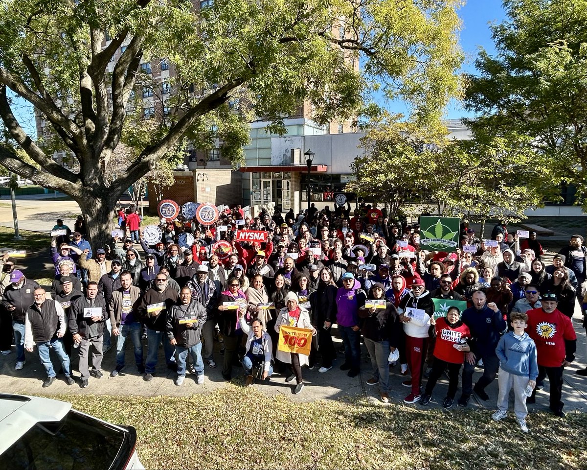 CentralLaborNYC's tweet image. 💪 @unitehere, @32BJSEIU, @local79nyc, @nynurses, @CWADistrict1, @DC37nyc, @NYCLaborVotes took the Bronx by storm to turn out the #UnionStrong vote on the first day of early voting! Make your voice heard, NYC! #NYCLaborVotes