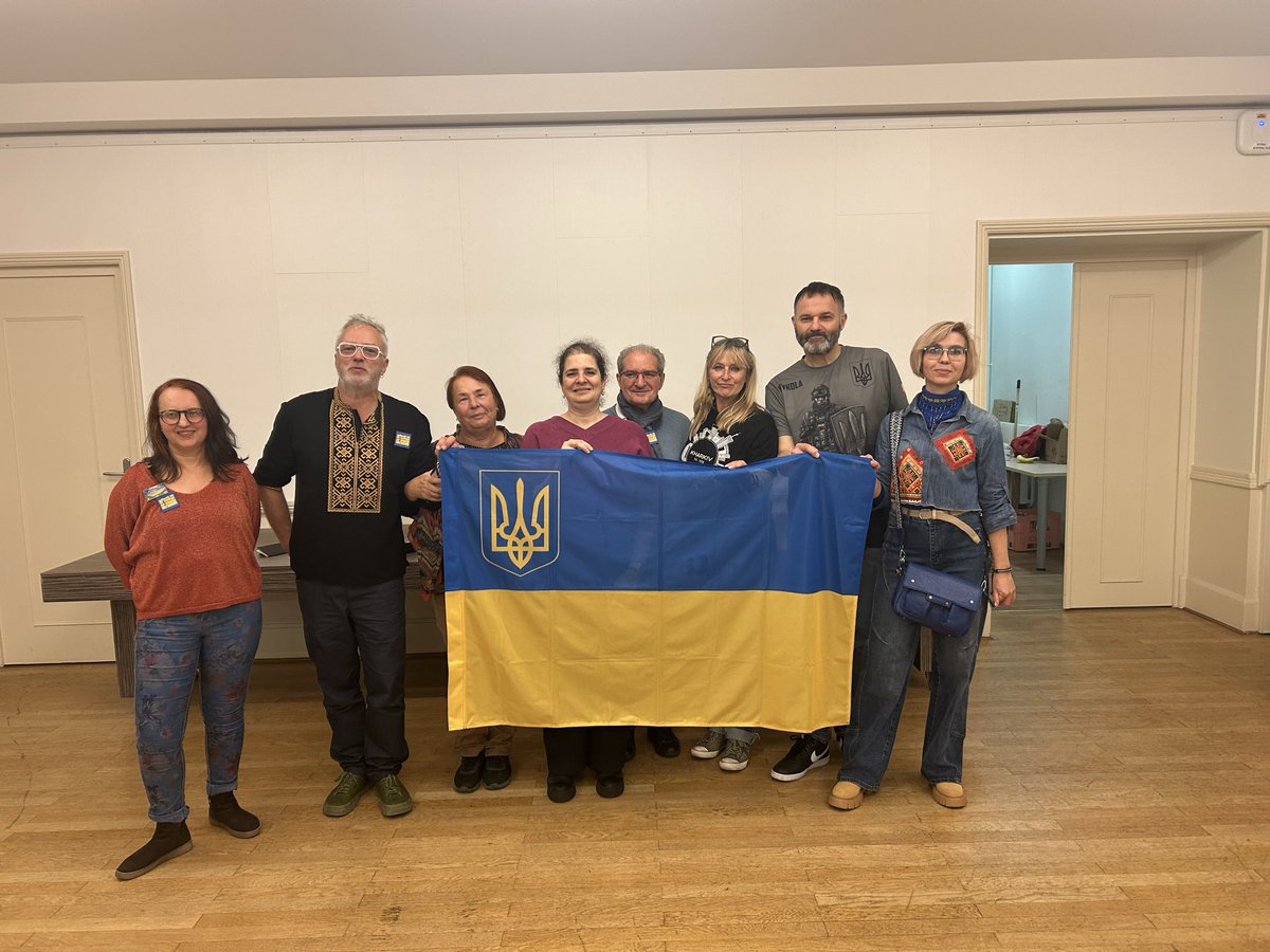 Iryna - Irchyia - Bondarenko, artiste musicienne, écrivaine, graphiste ukrainienne de Kharkiv expose « La dansé graphique des ligne » toute la semaine à la mairie du 1er. Merci au collectif de soutien au peuple ukrainien de Lyon d’aider ces artistes.