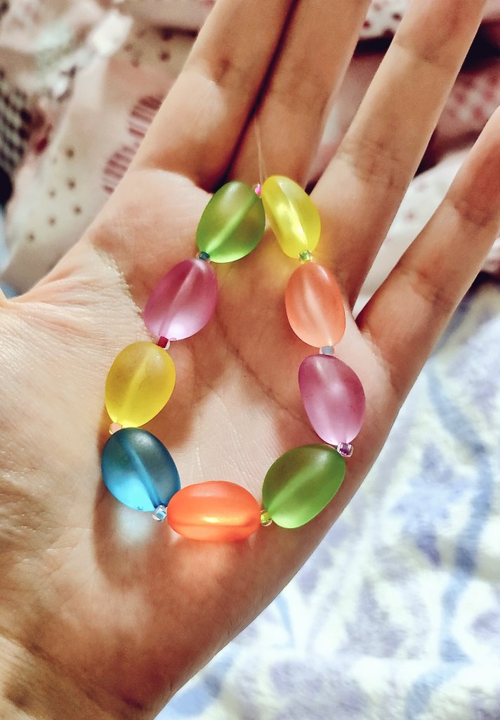 bdsaik's tweet image. 詰め放題でゲトしたビーズでポイフルみたいなブレスレット作った！かぁわいい