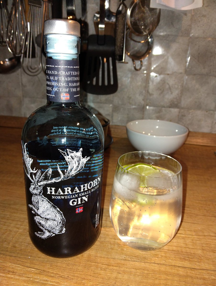 Miezebiene's tweet photo. It's #GinOClock again after a long absence 🍸 Today we have a première with a great Norwegian gin 🇳🇴 Cheers my friends! Miss you all ❤️🤗 @Olliemorr20171 @MunchPudding @davyslalaa @Eliot01375004 @candystripe @jwillisdovetail #Gintonic #cheers #Saturday https://t.co/z9ckvx9a55