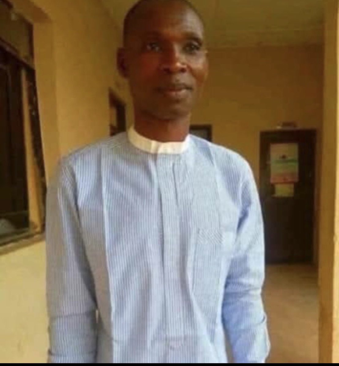 UnkleAyo's tweet image. The father is still a lecturer. The son runs a record label. The mother is equally walking free.
Father and son raped this child to death. 
Her name was Ochanya Elizabeth Ogbanje. 
The Nigerian Justice System set them free. Please lend your voice. 
#JusticeForOchanya