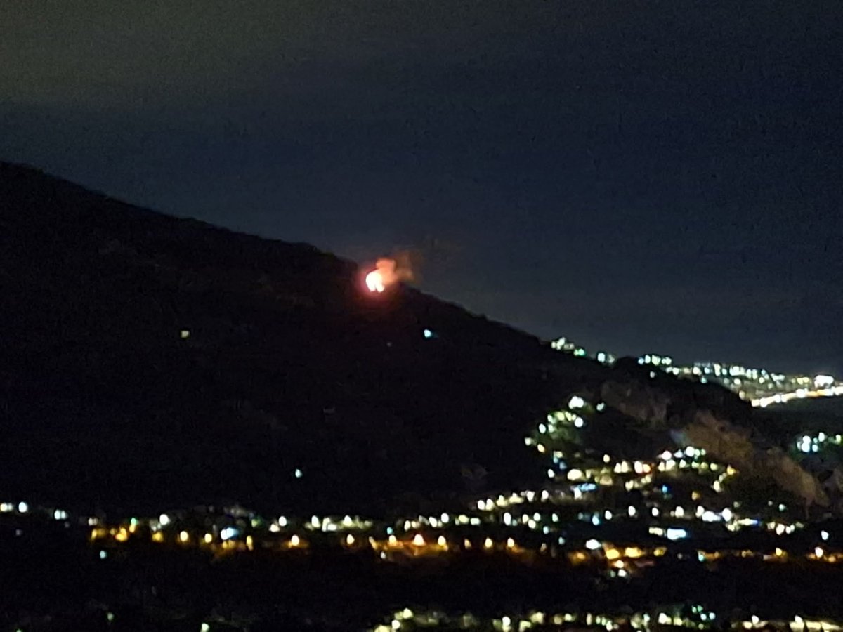 Départ de #feu commune de #Castellar route des Granges Saint Paul. 40 pompiers sont sur place 🚒 Ne pas encombrer les lignes d'urgences 🚫 Photo commune de Castellar #Meteo06