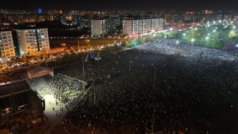 “Ew rojên azad nêzê me ye
  Ew kulîlkên geş xelasîya me
  Dest bidin hev dû, silav bikin wan
  Agirê çaran bûye hezaran”

Îro Amed bû dengê dîrok/çand/hunera             Kurdî …
Bi serfirazî Amed✌🏻