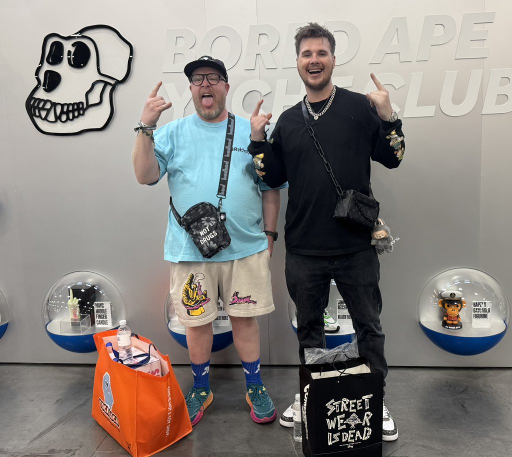 Ajwritescrypto's tweet image. ApeFest at Complex Con is A BLAST! 🚀
Shout out to the entire @BoredApeYC community! 
Whatever merch item I win for free goes to someone who likes THIS POST! 
Forever bored! 🍌