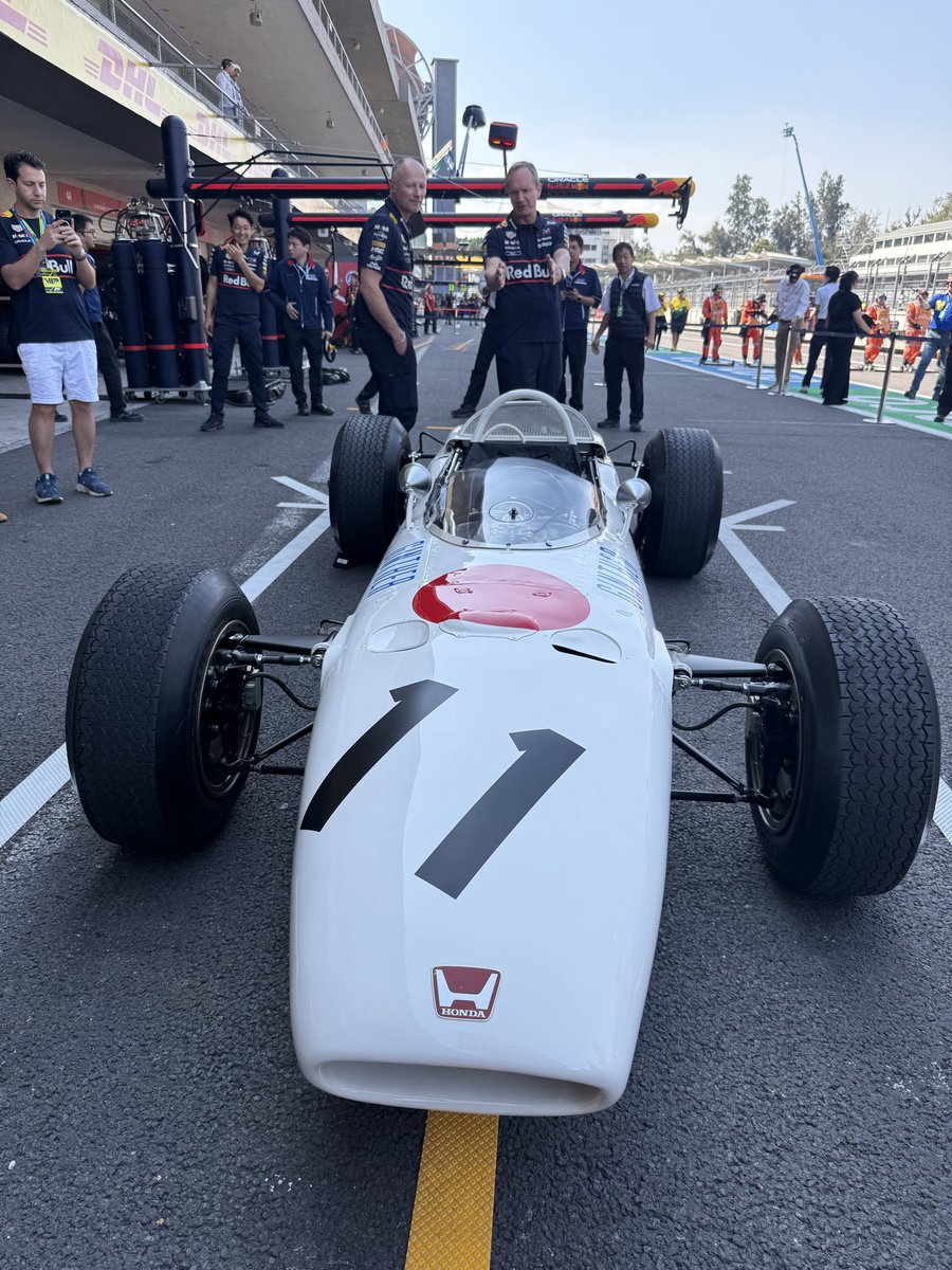 Special guest from 1965 in the pit lane 👀 

#F1 ||#MexicoGP🇲🇽