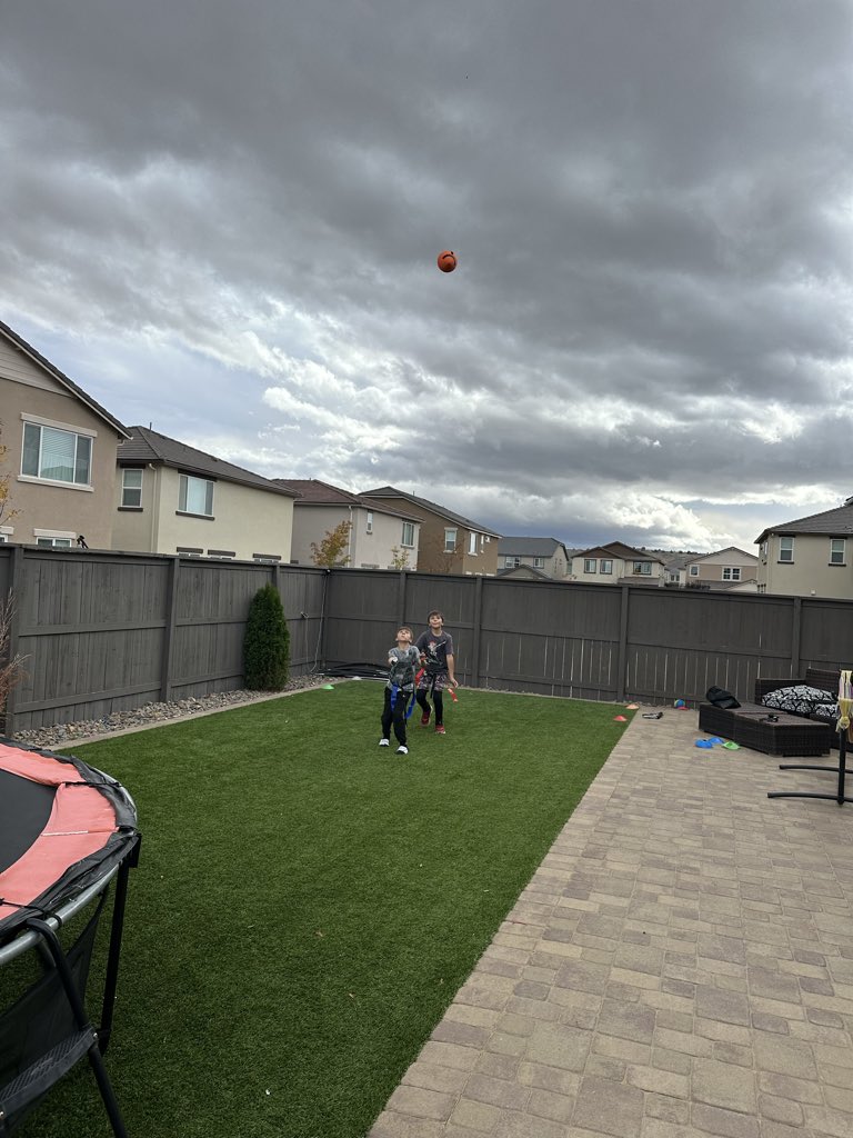 BurakTheScalper's tweet image. #backyard #football y'all didn't think I get a break right? 

🤣🤣🤣🤣