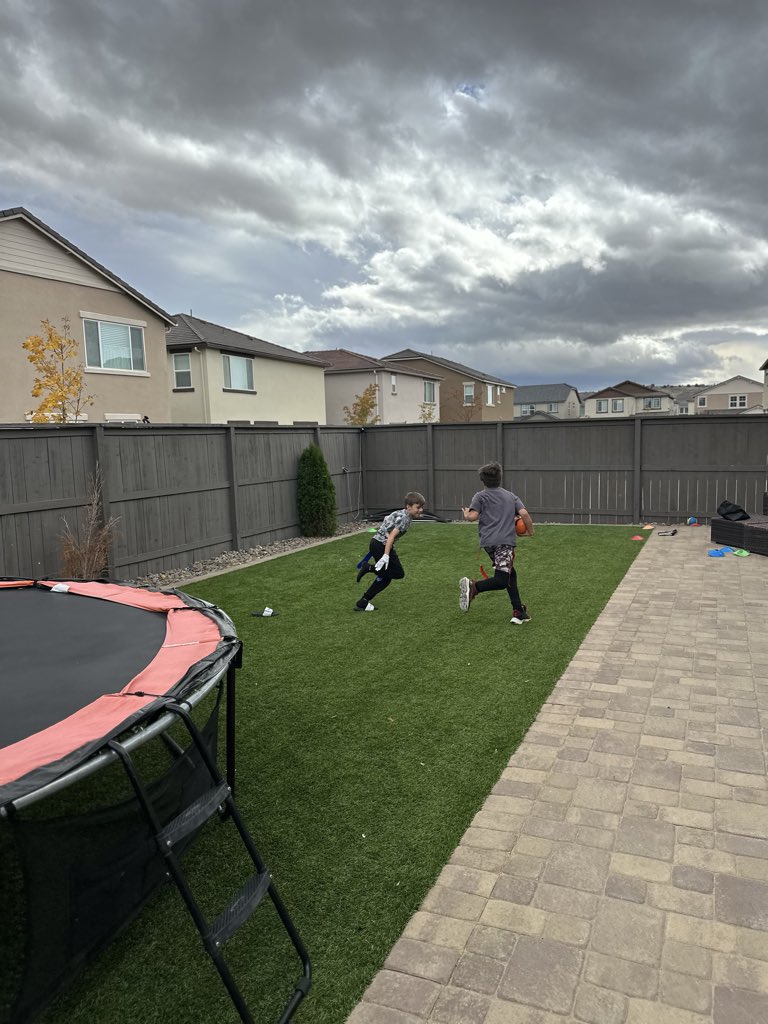 BurakTheScalper's tweet image. #backyard #football y'all didn't think I get a break right? 

🤣🤣🤣🤣