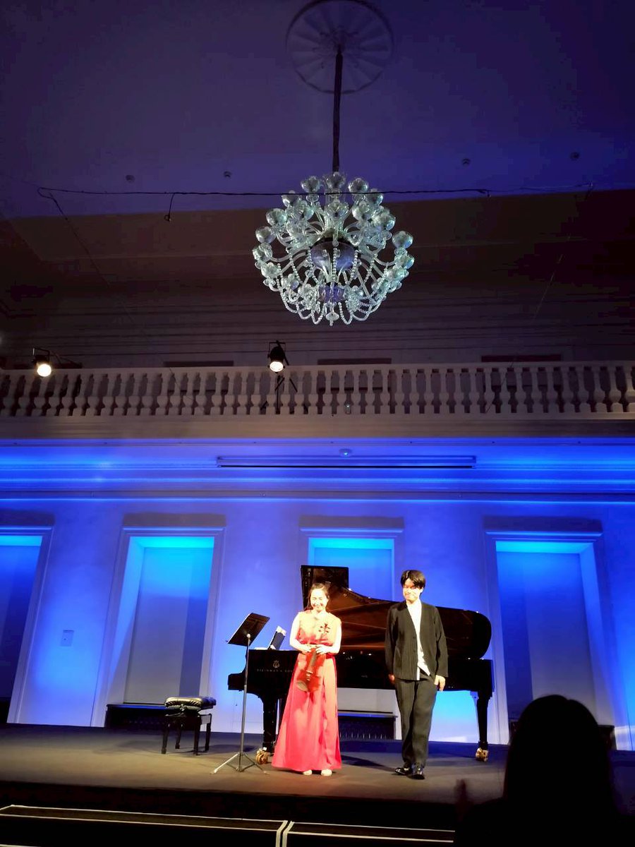 MizuguchiYumi's tweet photo. 夜は2回目のコンサートへ。
松岡さんのバイオリンと、木口さんのピアノで、AKA DUO というデュオのコンサート。
息がぴったり合ったデュオで、ポーランドの作曲家の作品を演奏。
終演後、松岡さんと、木口さんと一緒に記念写真。
#木口雄人 さん
#松岡井菜 さん
#AKADUO https://t.co/1I1jDQVC7Z
