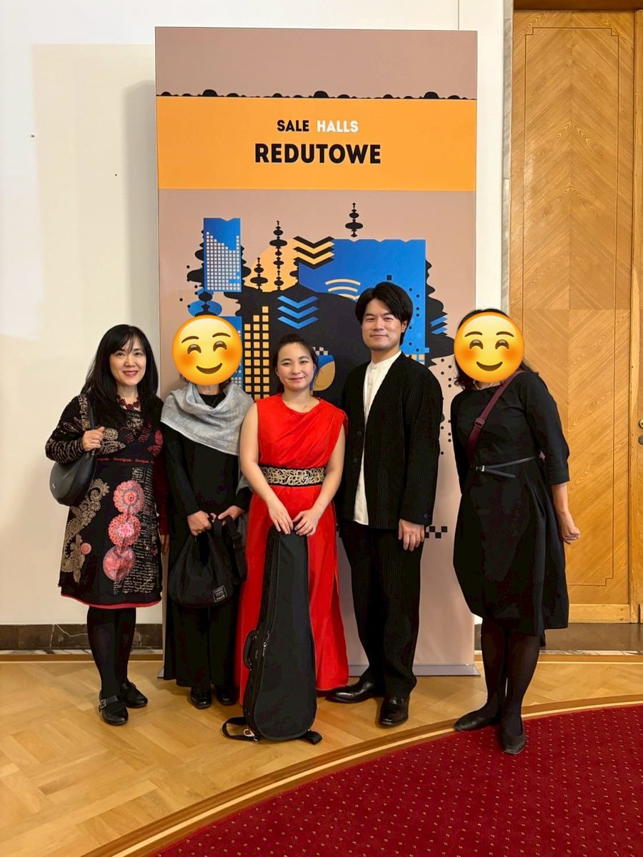 MizuguchiYumi's tweet photo. 夜は2回目のコンサートへ。
松岡さんのバイオリンと、木口さんのピアノで、AKA DUO というデュオのコンサート。
息がぴったり合ったデュオで、ポーランドの作曲家の作品を演奏。
終演後、松岡さんと、木口さんと一緒に記念写真。
#木口雄人 さん
#松岡井菜 さん
#AKADUO https://t.co/1I1jDQVC7Z