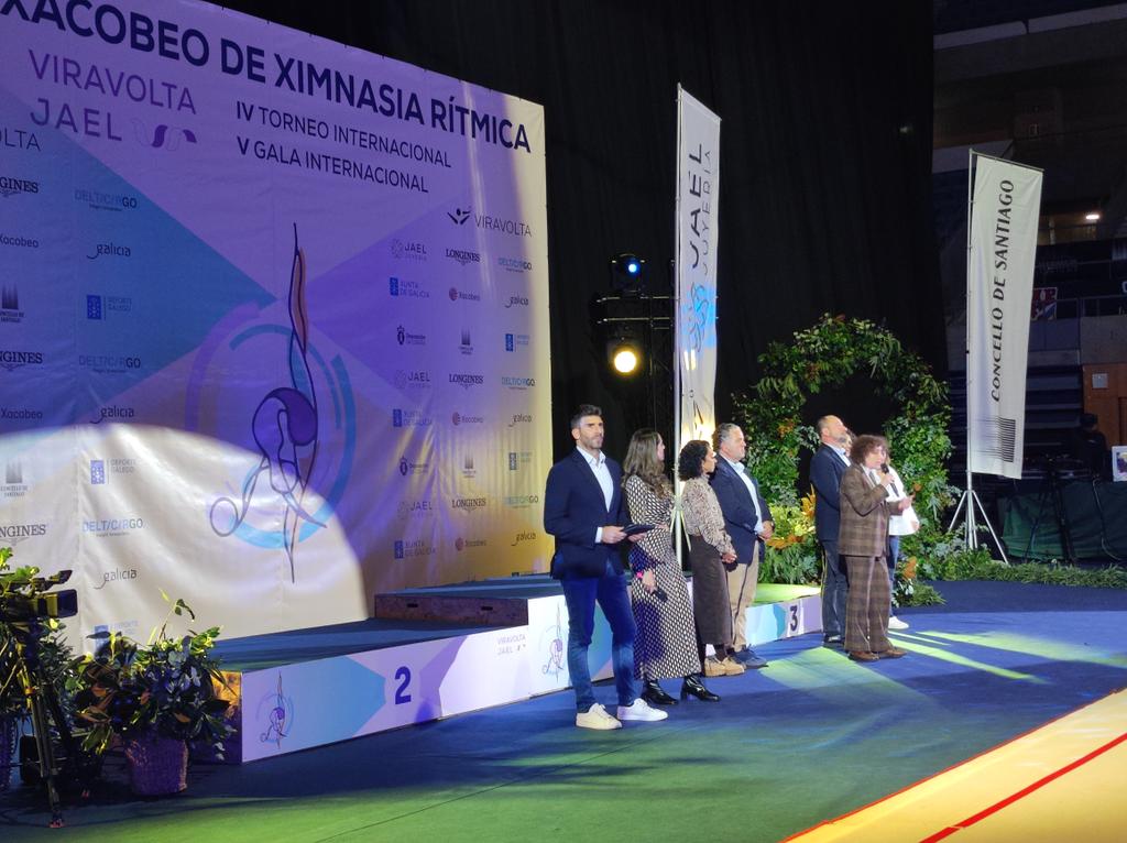 🗣️ <a href="/GorettiSRei/">Goretti S. Rei</a>: “O máis importante hoxe é que se unen arte e deporte, que son parte importantísima da cidade, e que continuemos a xirar, dando a volta para impulsar a ximnasia rítmica desde Santiago de Compostela”.
🤸‍♀️ A alcaldesa asistiu hoxe á quinta gala internacional no marco