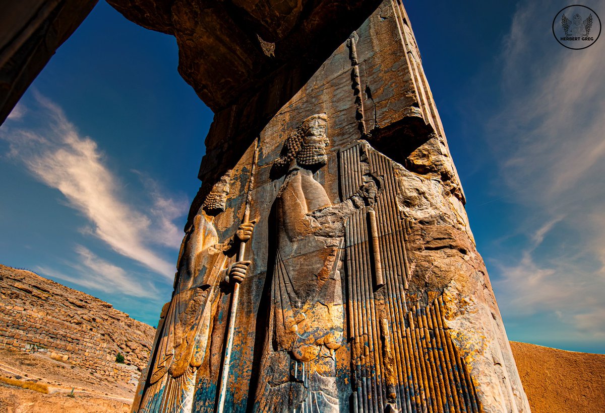 نیزه در دست، ایستاده است.
نه نگهبان دیوارها، که پاسدار فرهنگ یک ملت.
او هزاران سال ایستادن را به من آموخت،
و هزاران سال، پیمان نگهبانی‌اش را نگاه داشت.
هیچ‌کس نامش را نمی‌داند،
اما او خود را چنین می‌خوانَد:
گارد جاویدان.

اگر دوست داشتین ریپست کنید 
سپاس