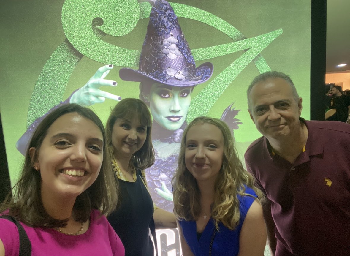 legoes18's tweet photo. Wicked me deu o meu maior presente: fez minha família se aproximar mais. Antes era cada um no seu quarto. Assistimos Wicked no teatro pela primeira vez em 2016 e depois disso tudo mudou em nós🩷💚 #eunapremieredewicked @wickedmusicalbrasil @universalpicsbr @tvglobo https://t.co/gxJW8dNNj7