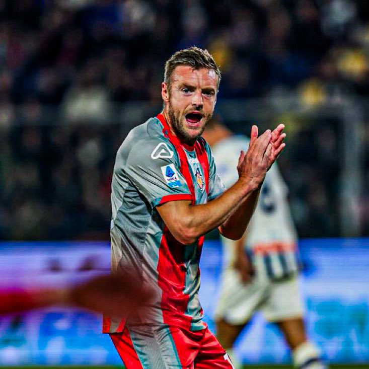 FichajeGoleador's tweet image. 🏴🐺 Jamie Vardy (38) marcó su PRIMER GOL con el Cremonese! ❤️🩶