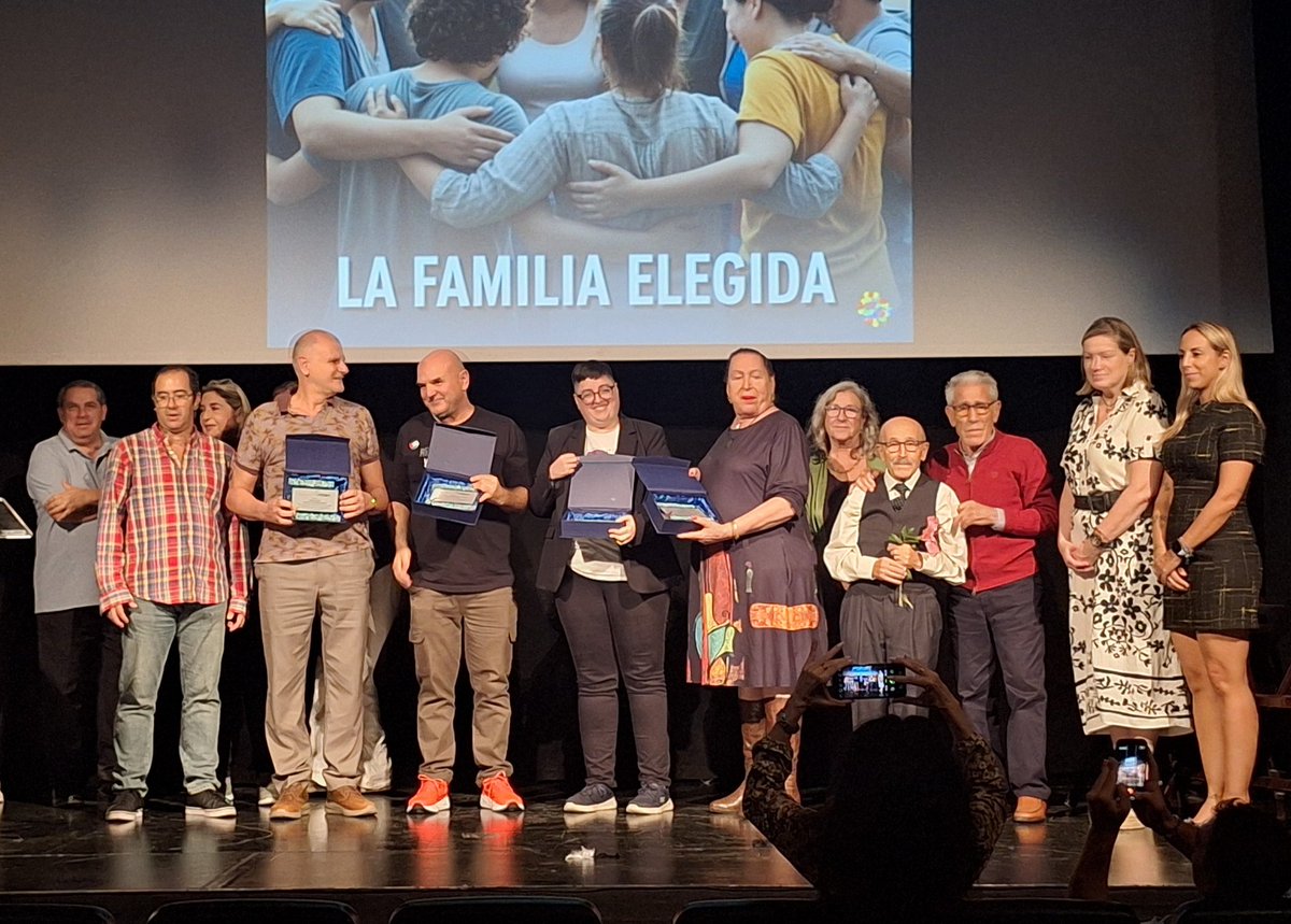 MonEivissa's tweet photo. Molt content de rebre aquest premi, en nom de l’equip de ‘Adossat,’ en la 'GALA DE LOS PREMIOS ARR'
@Eivisual
@DeTalaia
#Adossat
#PremiosARR #SaClau11Años #EivissaLGTBIQ #Ibiza #LGTBIQA #CanJeroni #VisibilidadTrans #Diversidad #AntonioRoigRoselló https://t.co/Ic8vQlhwGv
