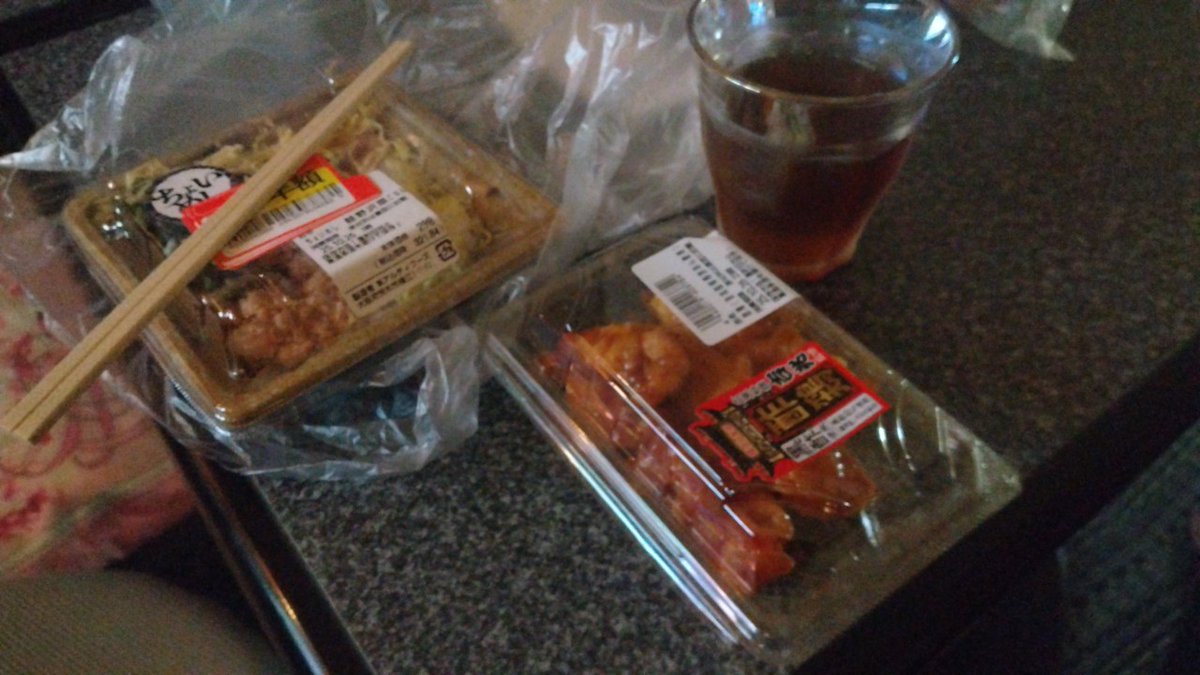 スーパーで可哀想な見切りget😺
Gふらっとに持ち込んで食事😺