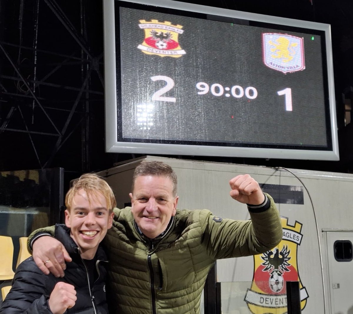 krukpeter's tweet photo. @ZemirMujic10 He Zemir, wat een gaaf filmpje. Ik zit met mijn zoon twee rijen. achter je. Achter ‘opa’. Mag ik hem ook hebben? Herinnering voor de eeuwigheid. Zo ja, dan geef ik je tegen Excelsior mijn 06. https://t.co/qiWQkRoAk3
