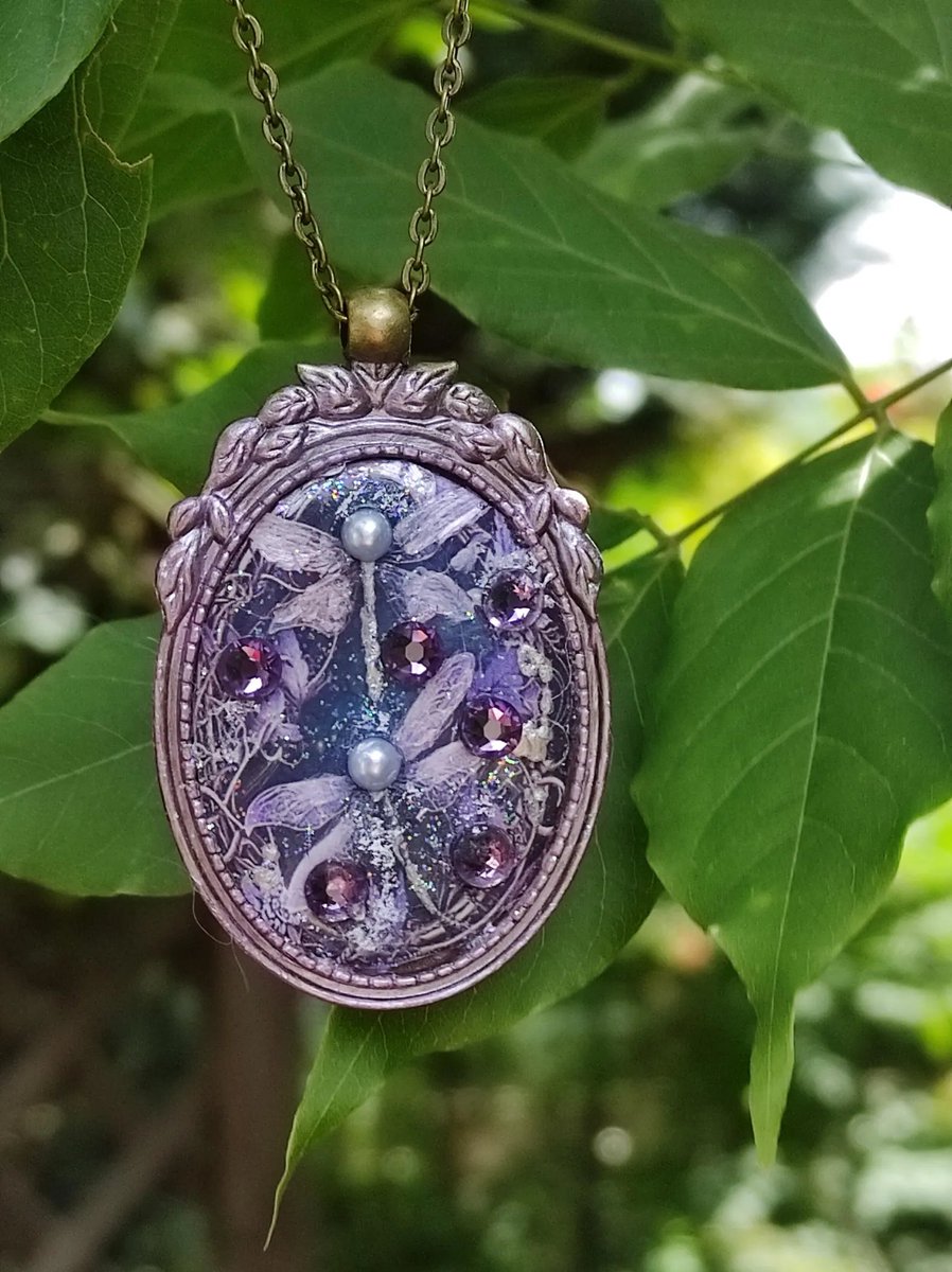 Collier danse féérique libellules dans la grotte des demoiselles dans le sud de la France, cadeau d'été, insecte des milieux aquatiques etsy.me/4qtdpB8 via <a href="/Etsy/">Etsy</a> 
frenchjewelryvintage.etsy.com/listing/434311…