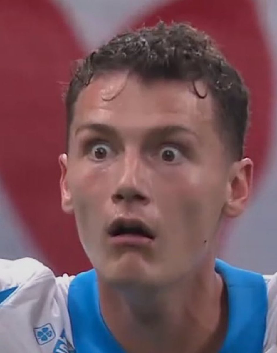 Triplé contre son club en 4 jours 
Pavard je te hais