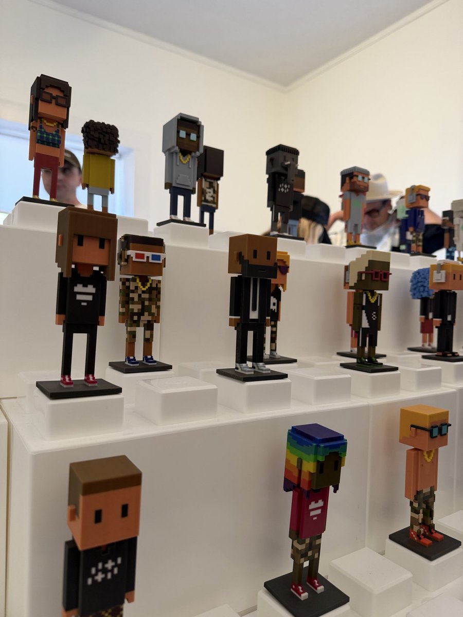 r_alx_z's tweet image. We love the meebs