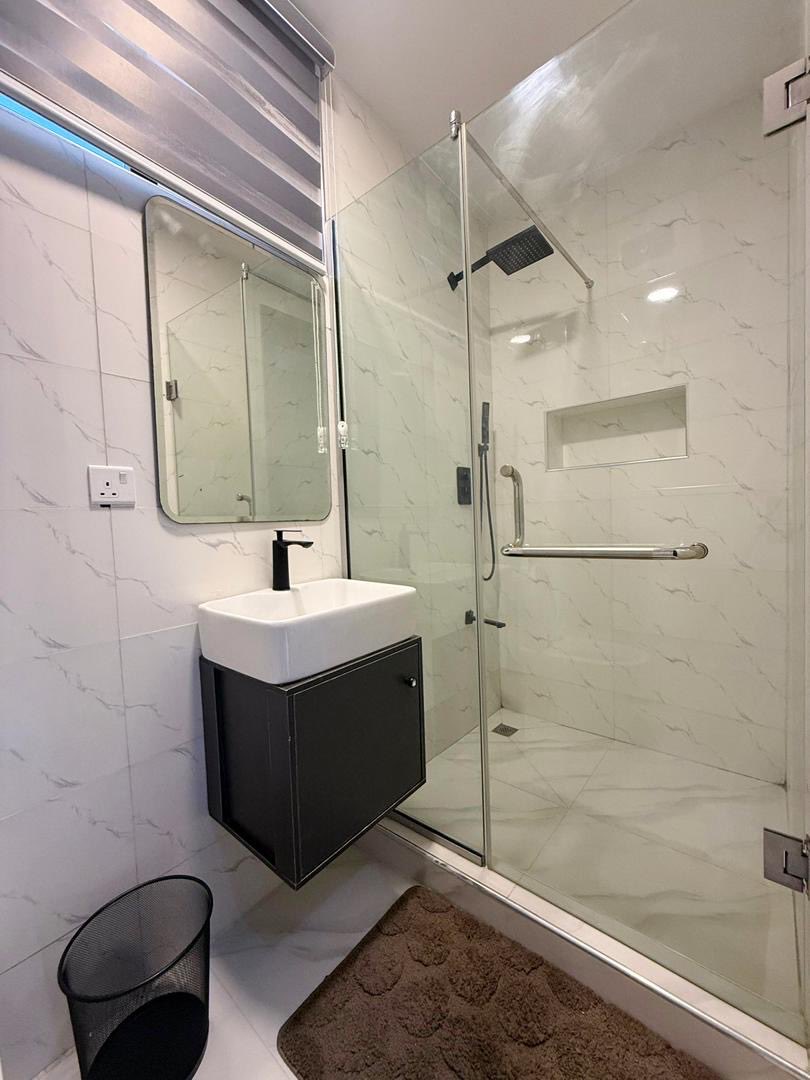 livingin_ng's tweet image. 🏡 Apartment Name: Kay
✨ A Luxurious One-Bedroom Apartment

📍 Location: Lekki Phase One

💰 Rate: 160,000/night 
💵 Caution Fee: ₦100,000
📆 Minimum Stay: 2 Nights
Bookings | DM/link in bio 
#shortletsinlagos #airbnbinlagos