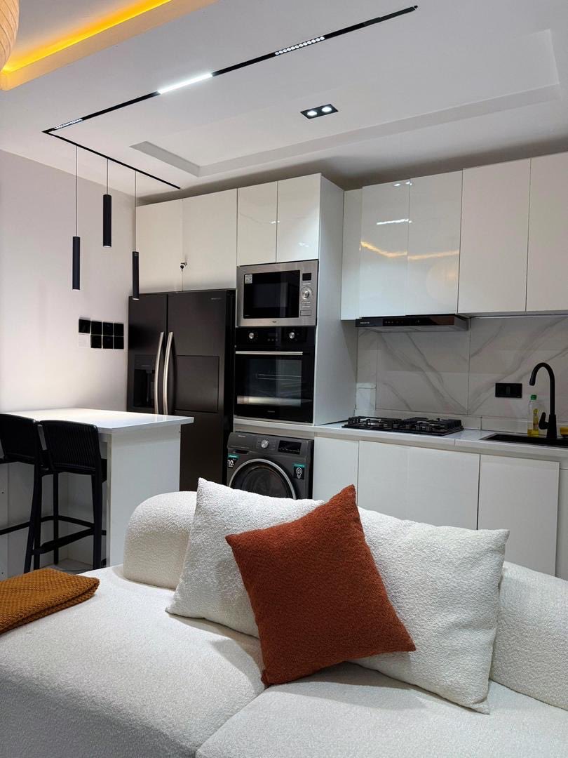 livingin_ng's tweet image. 🏡 Apartment Name: Kay
✨ A Luxurious One-Bedroom Apartment

📍 Location: Lekki Phase One

💰 Rate: 160,000/night 
💵 Caution Fee: ₦100,000
📆 Minimum Stay: 2 Nights
Bookings | DM/link in bio 
#shortletsinlagos #airbnbinlagos