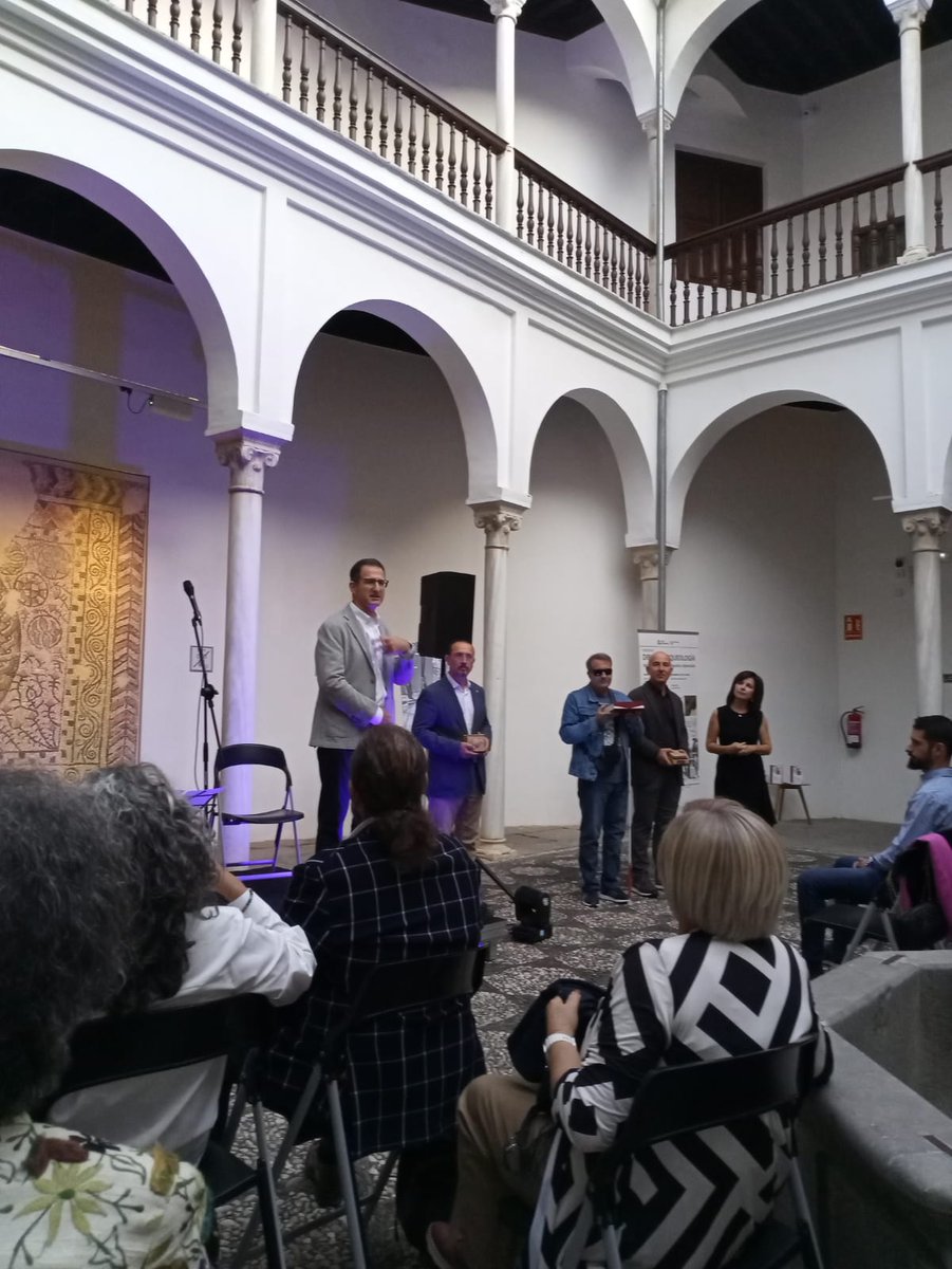 blasmalop's tweet image. Hoy, dando un premio en el Museo Arqueológico de Granada, y conociendo a nuevos locos por la Historia
#concursorelatohistorico
#granada