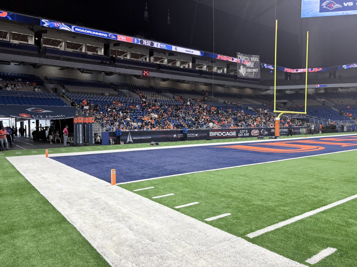 daparkerJ's tweet image. Great Visit at UTSA!! 
Thanks @HunterRittimann &  @CoachTimYoder For allowing me to come and see what it’s all about in the Alamodome, San Antonio !
@CoachMcGregor @DMCoachbrown6 @luke_casey3 @CarlD626
@adamgorney @EdOBrienCFB
@BrianDohn247 @MohrRecruiting @TomLoy247…