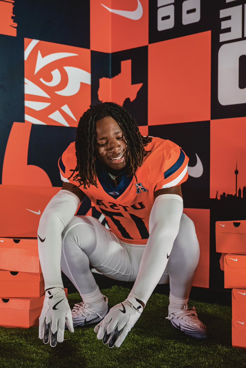 daparkerJ's tweet image. Great Visit at UTSA!! 
Thanks @HunterRittimann &  @CoachTimYoder For allowing me to come and see what it’s all about in the Alamodome, San Antonio !
@CoachMcGregor @DMCoachbrown6 @luke_casey3 @CarlD626
@adamgorney @EdOBrienCFB
@BrianDohn247 @MohrRecruiting @TomLoy247…