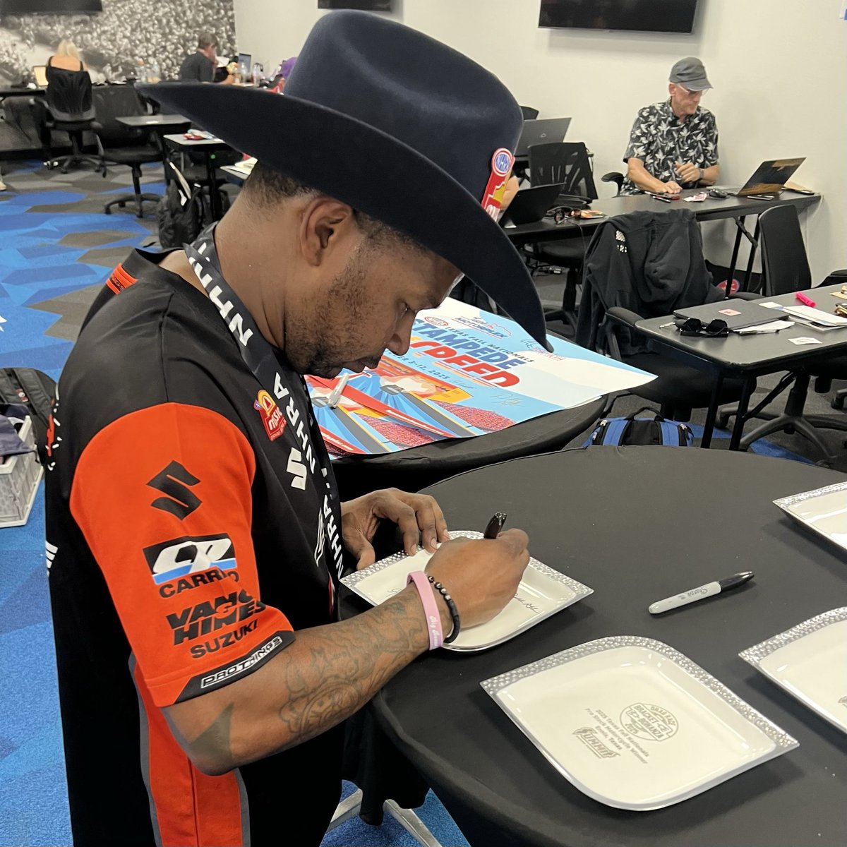 dragracebb's tweet image. 📸: the @NHRA #FallNats winners signing the DRBB prizes! Love the cowboy hats, gentlemen!🤠 

DragRaceBracketBonanza.com