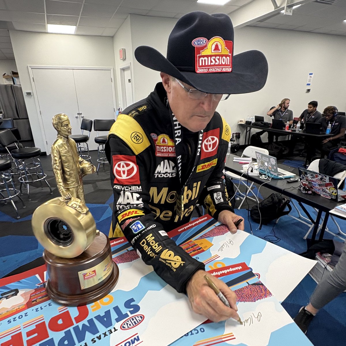 dragracebb's tweet image. 📸: the @NHRA #FallNats winners signing the DRBB prizes! Love the cowboy hats, gentlemen!🤠 

DragRaceBracketBonanza.com
