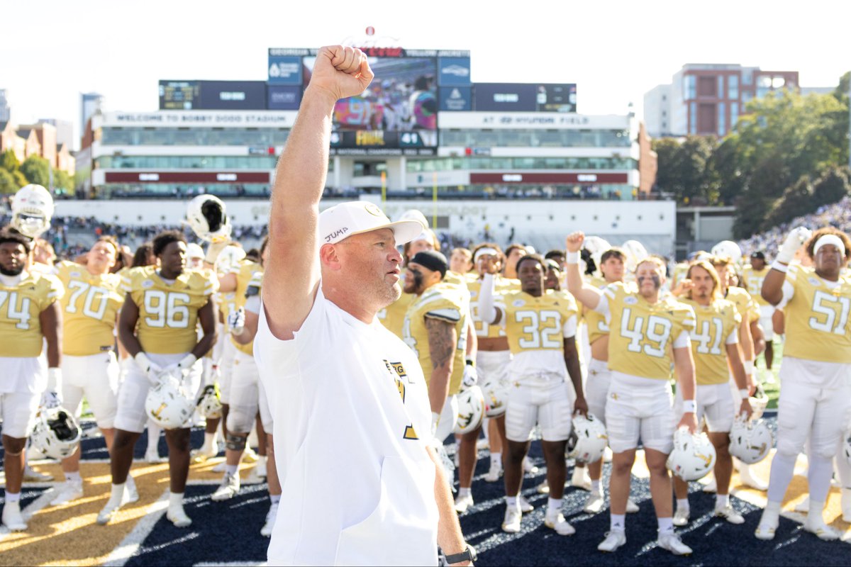 GeorgiaTech's tweet image. Helluva win. 
Helluva crowd. 
Helluva team. 
Helluva Homecoming. 
#StingEm🐝