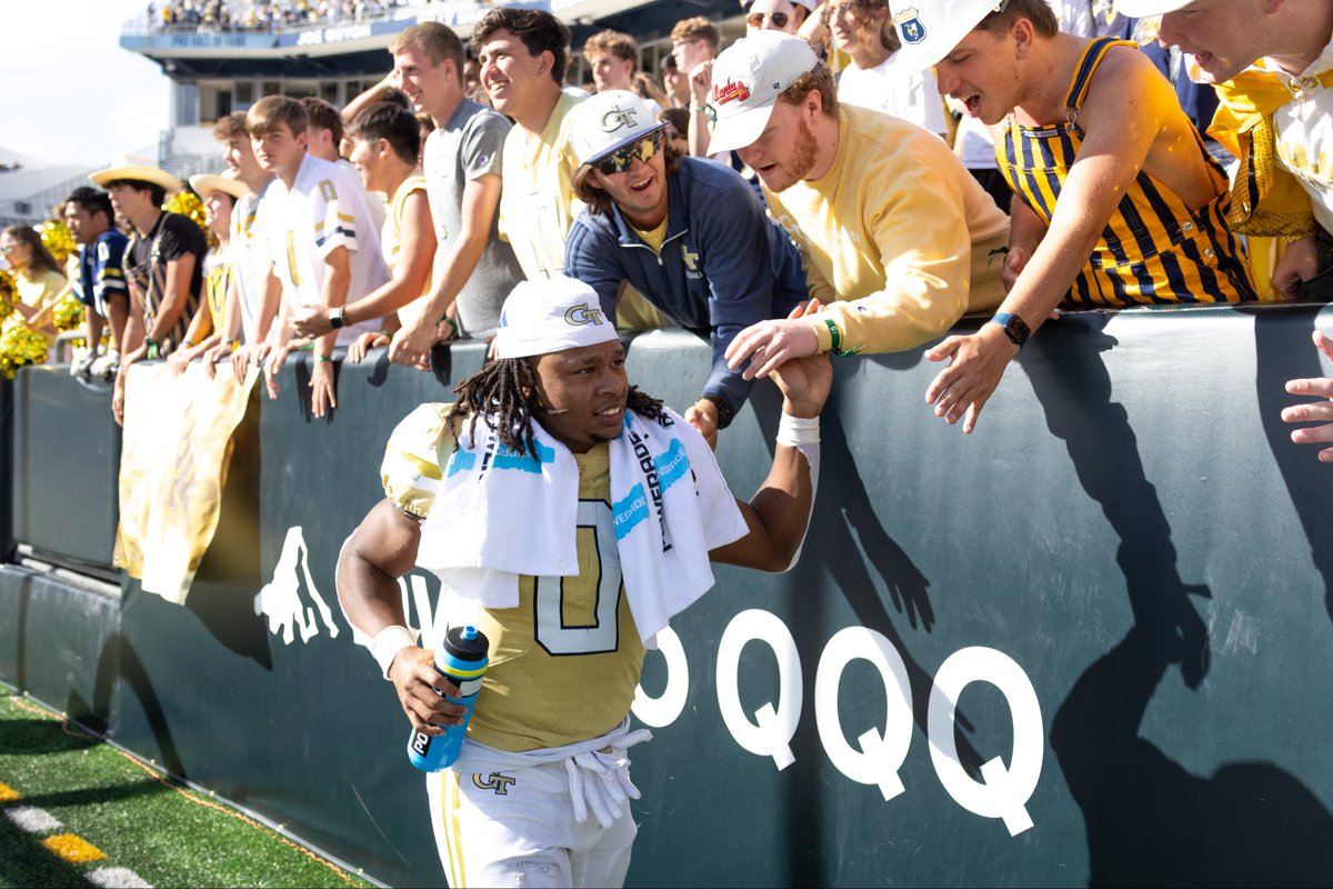 GeorgiaTech's tweet image. Helluva win. 
Helluva crowd. 
Helluva team. 
Helluva Homecoming. 
#StingEm🐝