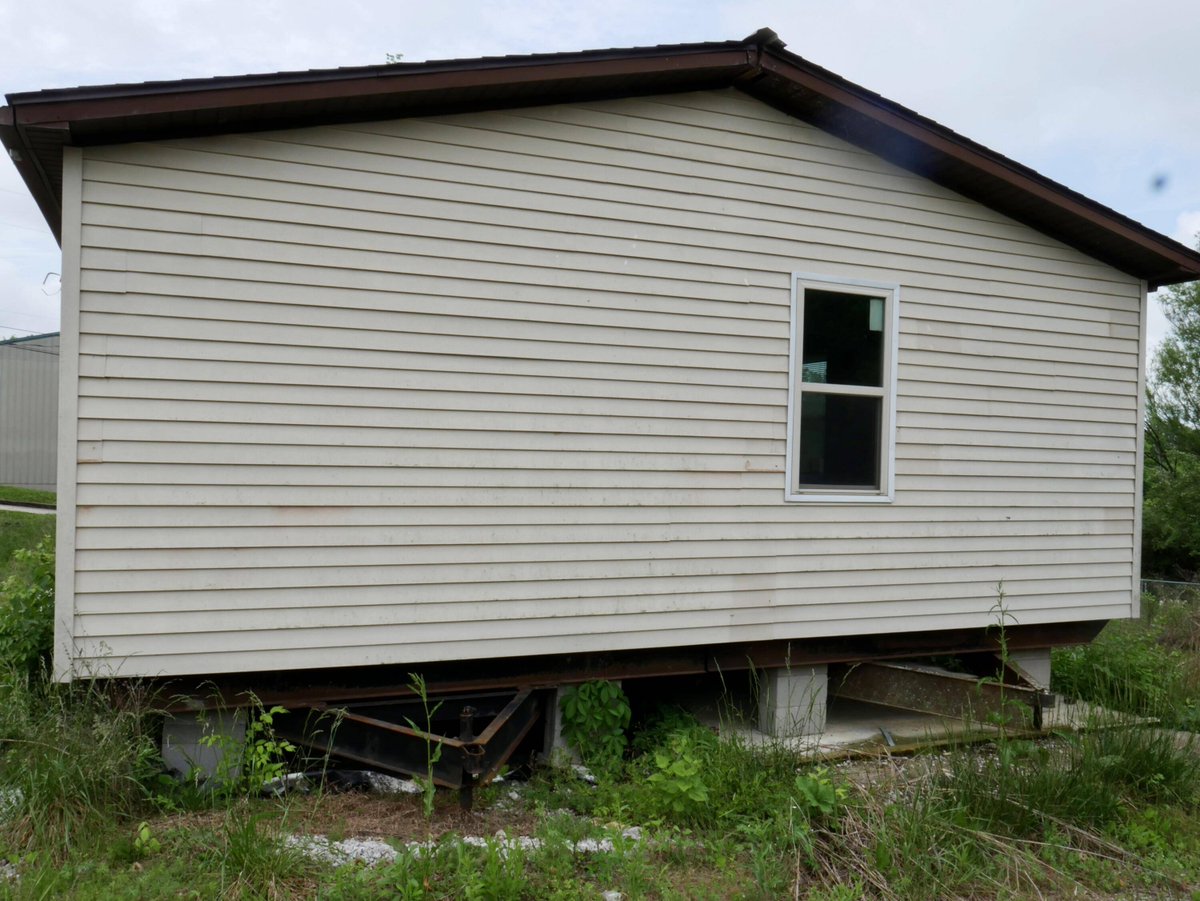 hurst_tammy's tweet photo. 515 Pierce Lane, Frankfort, KY 40601 

Investor special—-$97k cash 

Lot could be used commercial with proper permit!  Located on county property with city utilities.

Take a look at this awesome space: https://t.co/IX3deIGCZo https://t.co/GpRXPQv54T