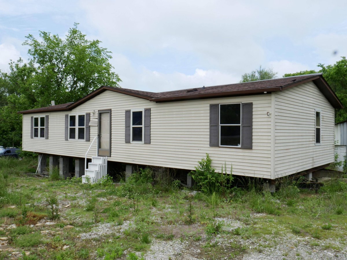 hurst_tammy's tweet photo. 515 Pierce Lane, Frankfort, KY 40601 

Investor special—-$97k cash 

Lot could be used commercial with proper permit!  Located on county property with city utilities.

Take a look at this awesome space: https://t.co/IX3deIGCZo https://t.co/GpRXPQv54T