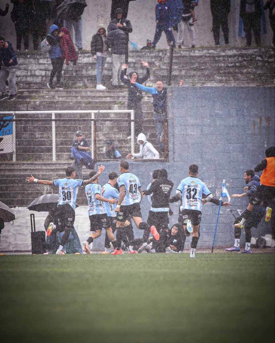 GOLPAZO

Tarde soñada para Cerro en el Troccoli, con su gente, derrotó a Peñarol 2-0, le dice adios a la tabla del descenso y mira con cariño la Sudamericana.
Enrme triunfo del villero, que fue superior y sobre todo, eficaz.
Tarde negra para el aurinegro, jugó probablemente su
