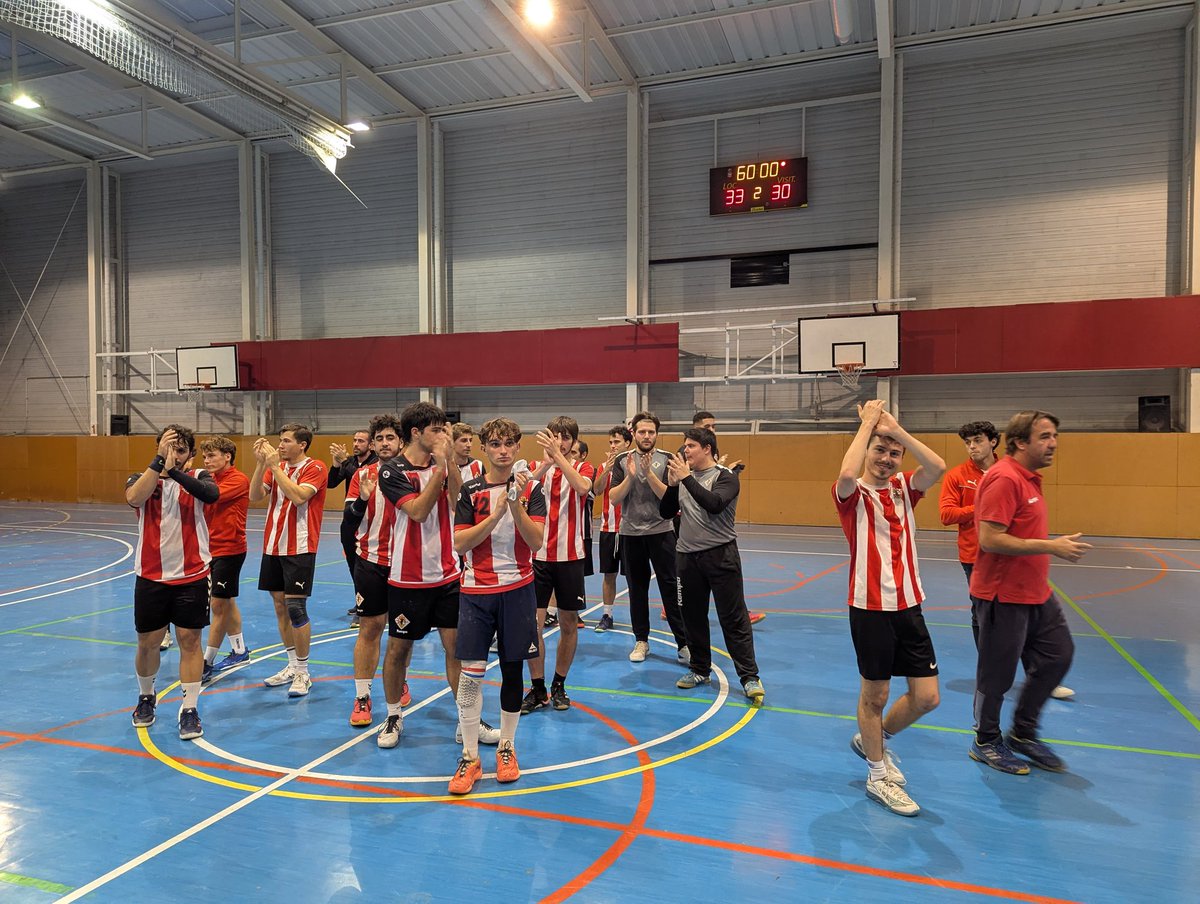 ‼️ Quarta victòria consecutiva del nostre #PrimerEquip, aquesta a l'#Ausoneta davant el <a href="/chlagarriga/">CH La Garriga</a> "B". Partit molt igualat resolt gràcies al gran encert en atac
🔴⚪🔴⚪🔴
#orgullósdeserdelVic #VicActivat