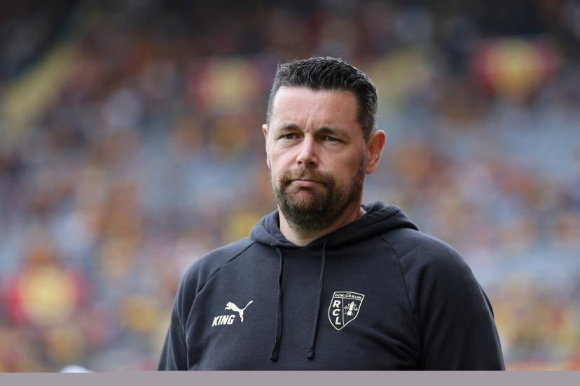 AndiOnrubia's tweet photo. Cogió al Lyon en descenso y lo metió en Europa. Cogió a un Lens en crisis, que vendió a Medina, Diouf, Danso y El Aynaoui, y lo tiene 2º de Ligue 1, a un punto del PSG, tras nueve jornadas. Pierre Sage es un entrenador espectacular. Su trabajo está siendo de matrícula de hono. https://t.co/zDpVsvTWBa