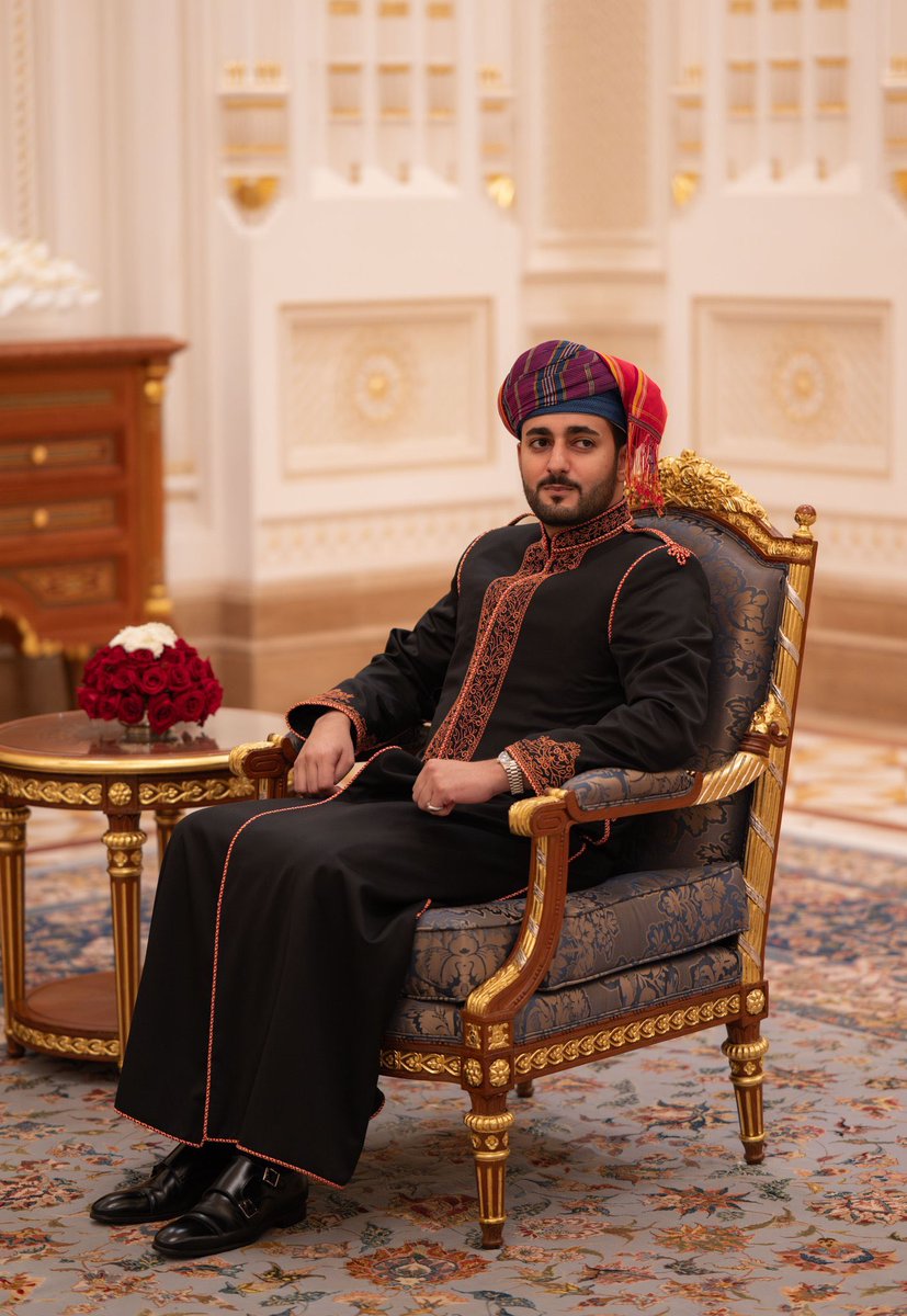 بهمة الشباب، تُرسم مسارات المستقبلُ، وتُسخّر الظروف ليُبنى منها سلّمًا تترجم طموحات الشباب لواقعٍ في الميدان لأجل عُمان 🇴🇲
كل عام وشباب عُمان أكثر تمكينًا وعطاءً
بقيادة سمو السيد ذي يزن بن هيثم آل سعيد قائد شباب عُمان❤️

 #ذي_يزن_بن_هيثم
#يوم_الشباب_العُماني