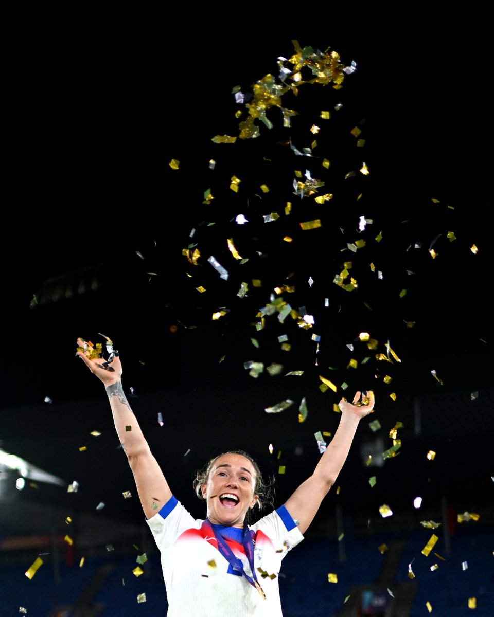 Lionesses's tweet photo. Wishing @LucyBronze an awesome birthday! 🥳 https://t.co/rRZ8brUOn3