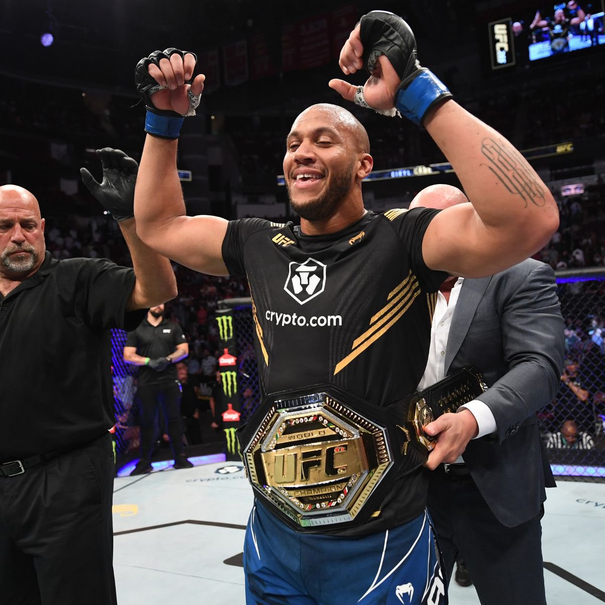 casualufcfan's tweet image. Tom aspinal has quit via eye poke after getting dominated which makes ciryl gane the ufc heavyweight champion #andnew 👑 #UFC321