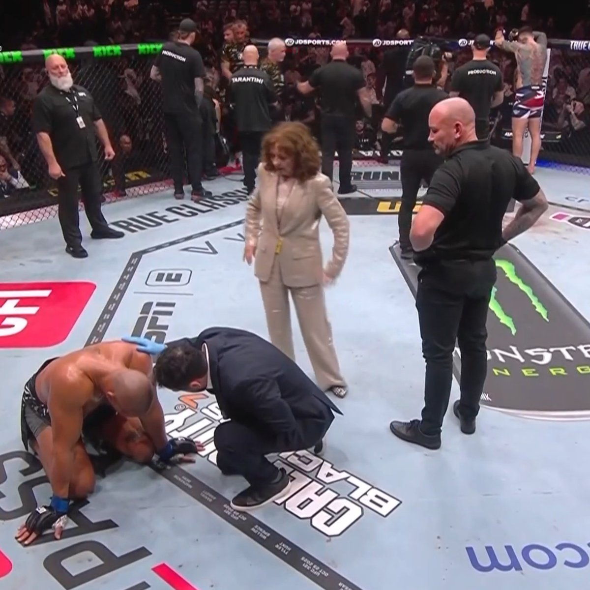 ThePeoplesMMA's tweet image. Start implementing immediate point deductions and watch 99% of this BS disappear.
#UFC321