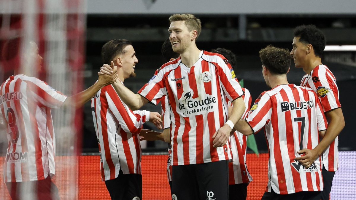 oranjefussball's tweet photo. Zum ersten Mal seit dem 17. August hat #SpartaRotterdam wieder ein Heimspiel gewonnen: Der Norweger Tobias Lauritsen (25.) schoss Sparta zum 1:0-Sieg gegen #Telstar. Der Aufsteiger aus Velsen-Zuid ist nun seit drei Spiele sieglos.
#SPATEL https://t.co/BNfHuv2TVb