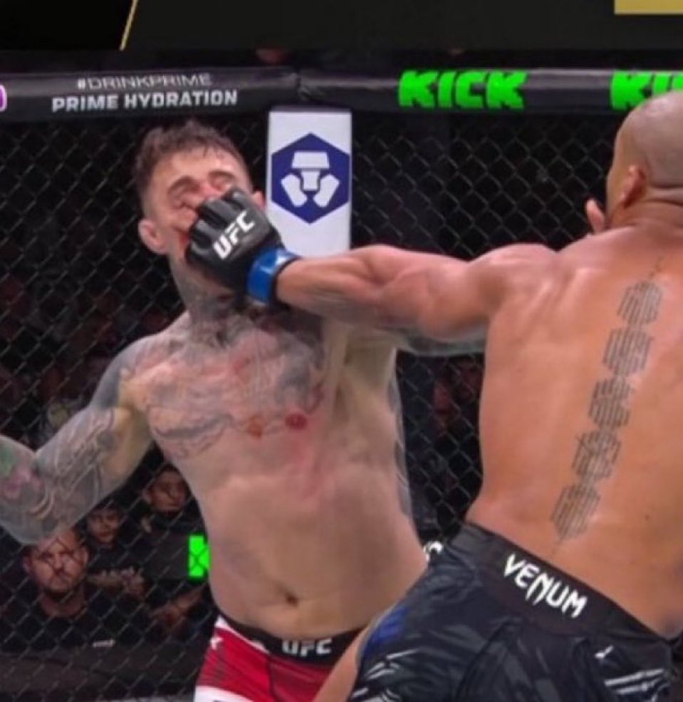 Fight_Algorithm's tweet image. How do you UN-Intentionally poke BOTH your opponent’s eyes at the same time?  🤷♂️ 
Aspinal vs Gane ends in an anti-climactic No Contest.  🙄 
#UFC #UFC321 #FightAlgo