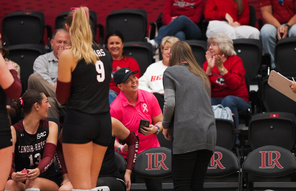 LRUVB's tweet photo. 𝗔 𝗳𝗮𝗺𝗶𝗹𝗶𝗮𝗿 𝗳𝗮𝗰𝗲 𝗳𝗼𝗿 𝗗𝗶𝗴 𝗣𝗶𝗻𝗸 

Thank for Coach Crystal for returning to the Shu with us today! What an honor to have you back with us for Dig Pink 💕 

#GOBEARS | #BetweenTheBricks https://t.co/HLJjphY3gI