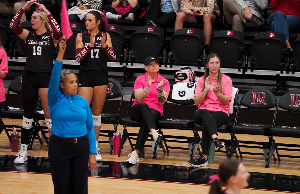 LRUVB's tweet photo. 𝗔 𝗳𝗮𝗺𝗶𝗹𝗶𝗮𝗿 𝗳𝗮𝗰𝗲 𝗳𝗼𝗿 𝗗𝗶𝗴 𝗣𝗶𝗻𝗸 

Thank for Coach Crystal for returning to the Shu with us today! What an honor to have you back with us for Dig Pink 💕 

#GOBEARS | #BetweenTheBricks https://t.co/HLJjphY3gI