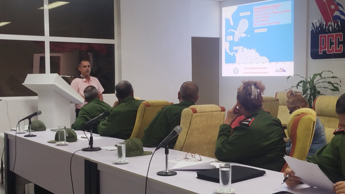 Giannylb2022's tweet photo. Tras decretarse la fase de Alerta Ciclónica se reúne en #LasTunas el Consejo de Defensa Provincial. Se puntualizan las medidas y se ofrece información oportuna para proteger la vida de las personas y los recursos del estado. @LorenzoOsbel @YelenysLasTunas
@TunasTV1  @yoe https://t.co/dXaoAAjlCX