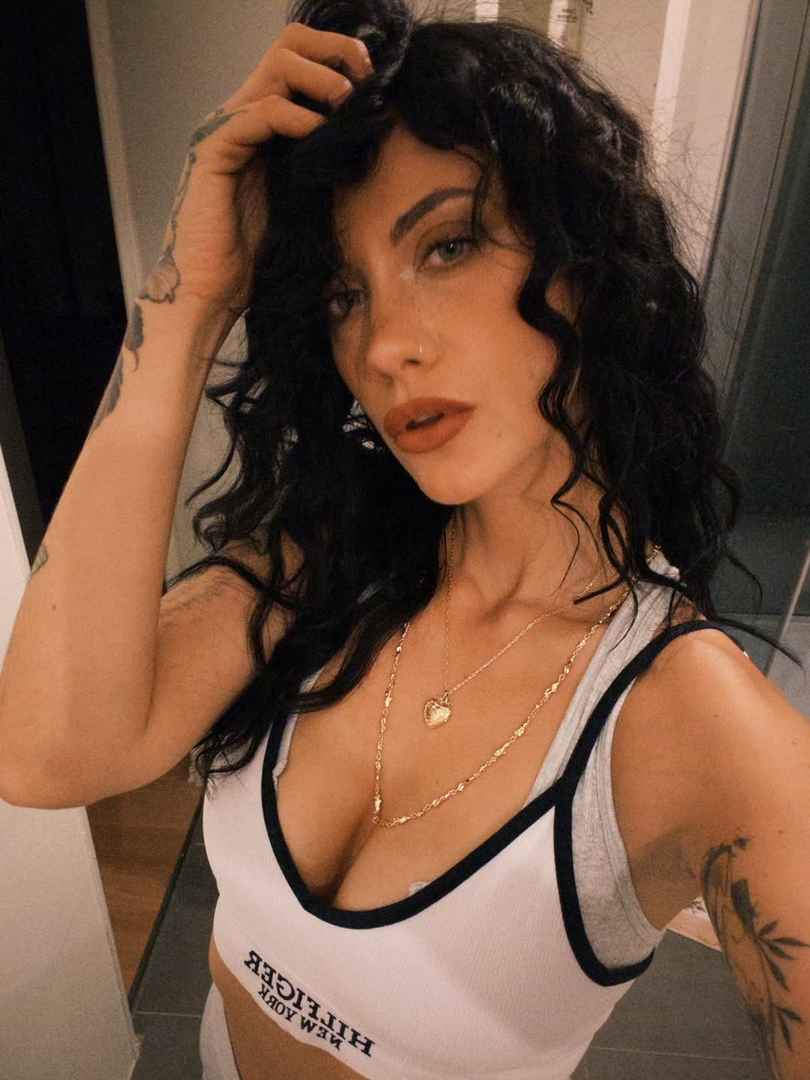 CelebritesFan's tweet image. Depuis sa rupture amoureuse la ravissante et sublime #Maghla attire toutes les convoitises exposant son charme et sa beauté #Twitch #Influenceuse 😍🥵🔥