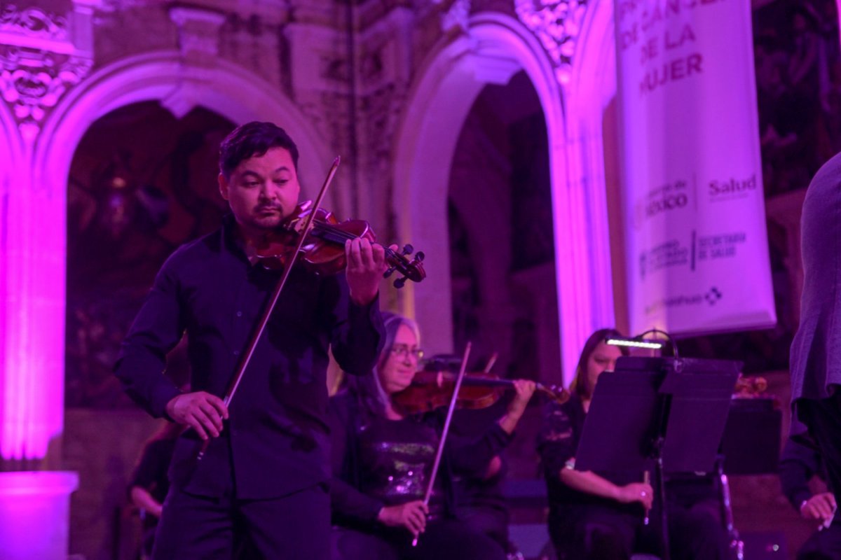 GobiernoEdoChih's tweet photo. En Chihuahua seguimos comprometidos con las mujeres que enfrentan el cáncer de mama. En conmemoración del Día Internacional de la Lucha contra el Cáncer, la @ofechoficial ofreció un emotivo concierto que nos recordó la importancia de la prevención y la detección oportuna. 

Claudia Rojero, sobreviviente de cáncer de mama, compartió su historia de fortaleza, mientras el Palacio de Gobierno se iluminó de rosa como símbolo de solidaridad y compromiso con la salud de las mujeres chihuahuenses. 

Porque en Chihuahua seguimos trabajando por la vida y la salud de todas y todos.
¡Cuenta conmigo!